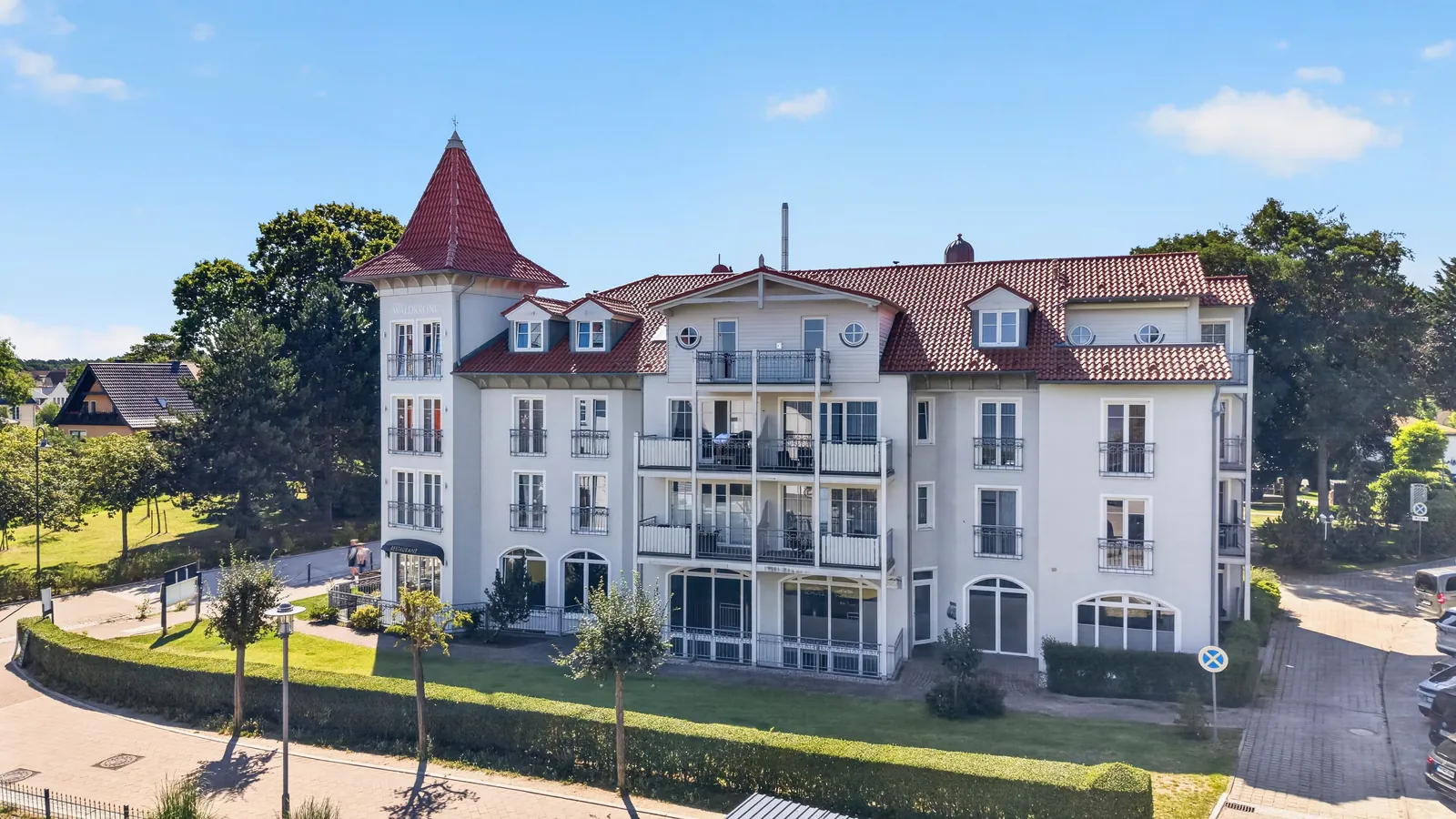 Drohnenaufnahme einer Villa in Bäderarchitektur
