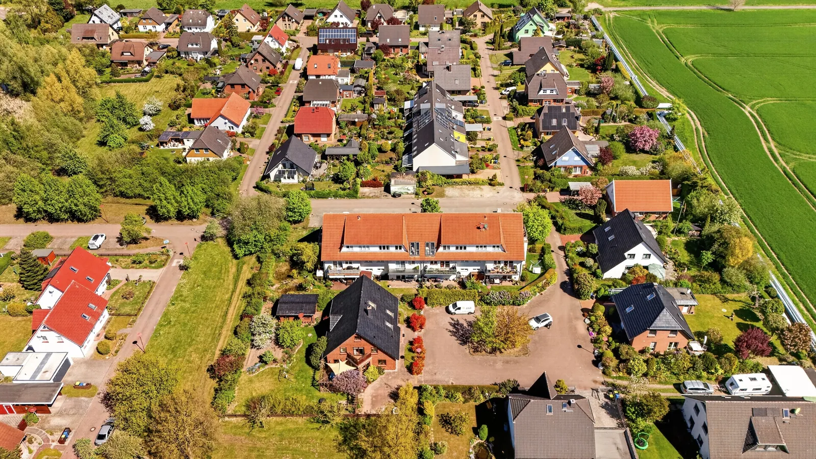 Drohnenaufnahme einer Wohnlage aus der Luft