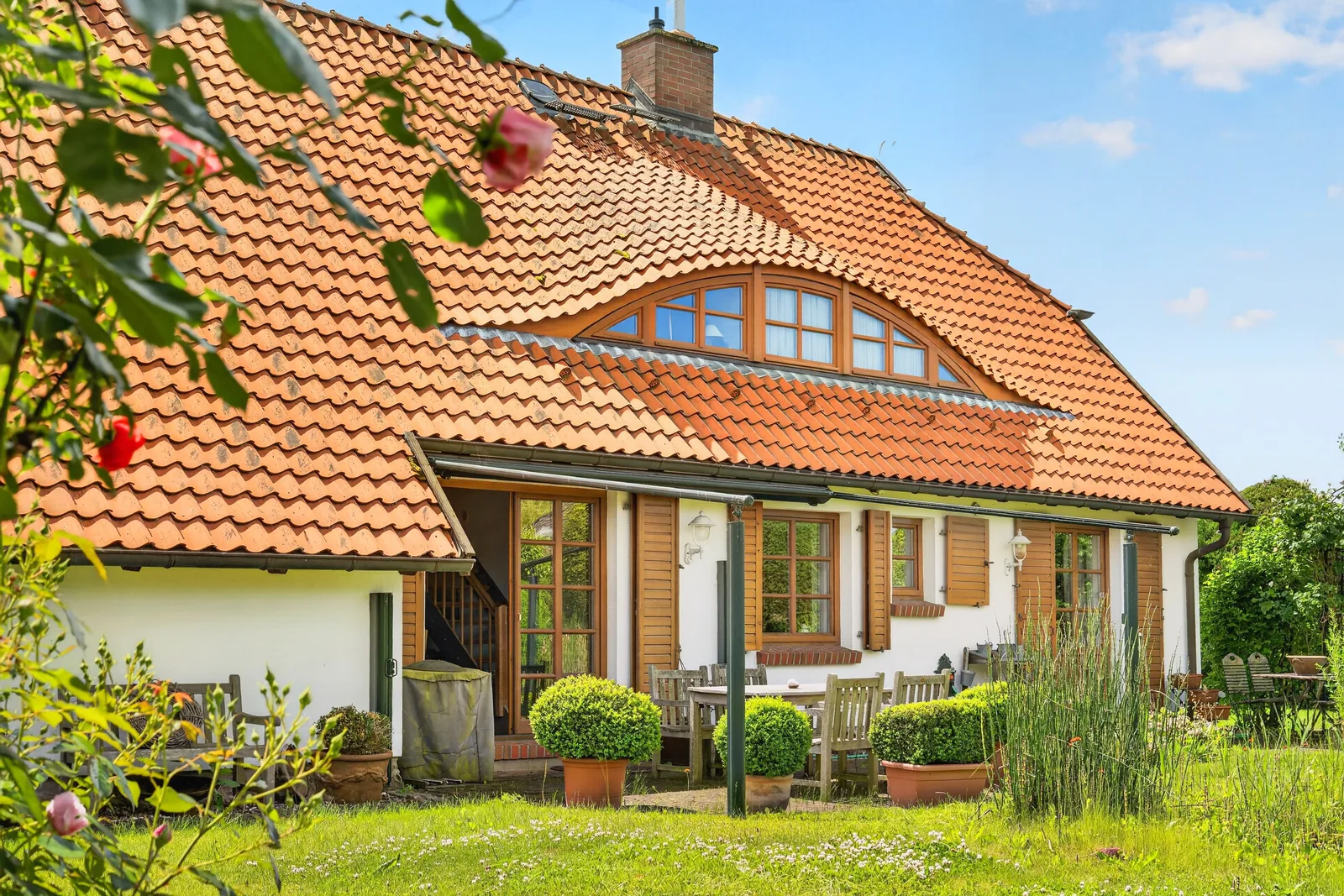 Landhaus mit Ziegeldach, Terrasse und Garten – Exposé-Foto