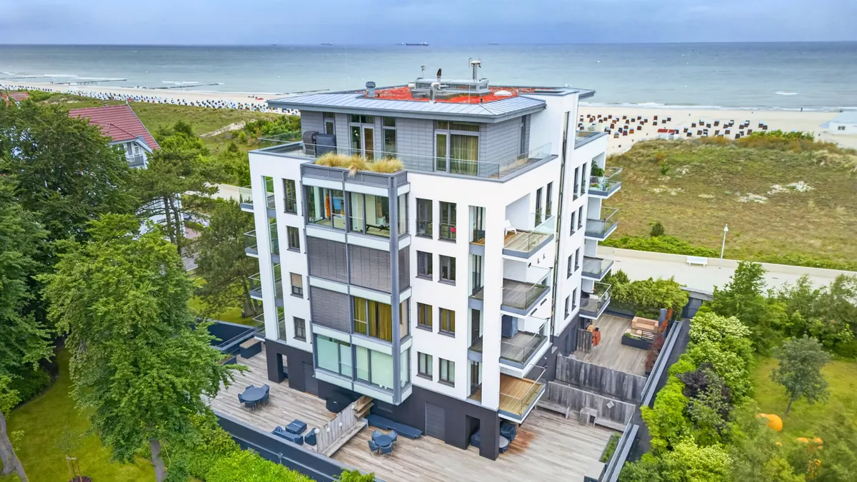 Drohnenaufnahme eines Neubaus direkt am Ostseestrand