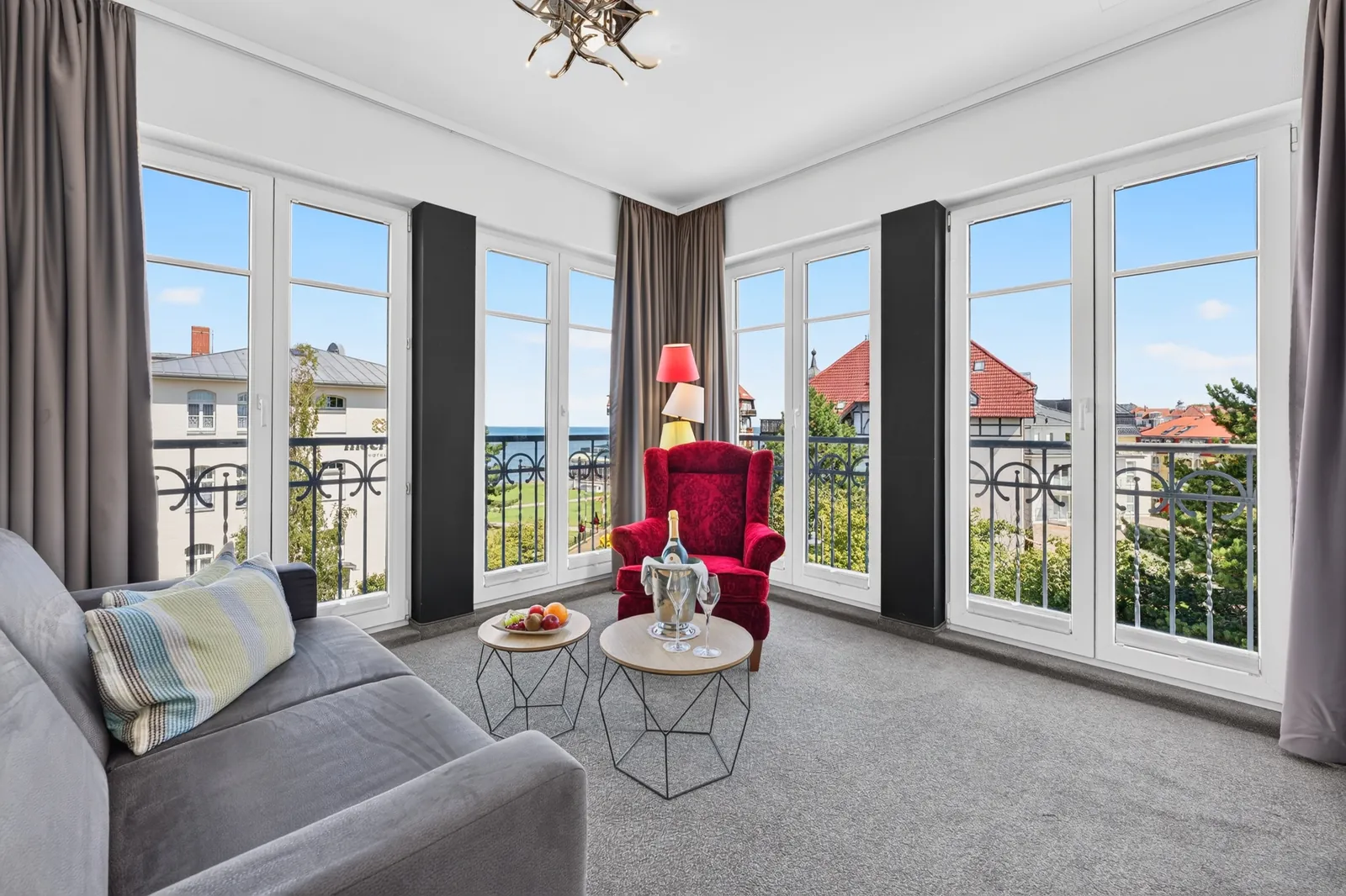 Wohnraum mit Erker und Seeblick