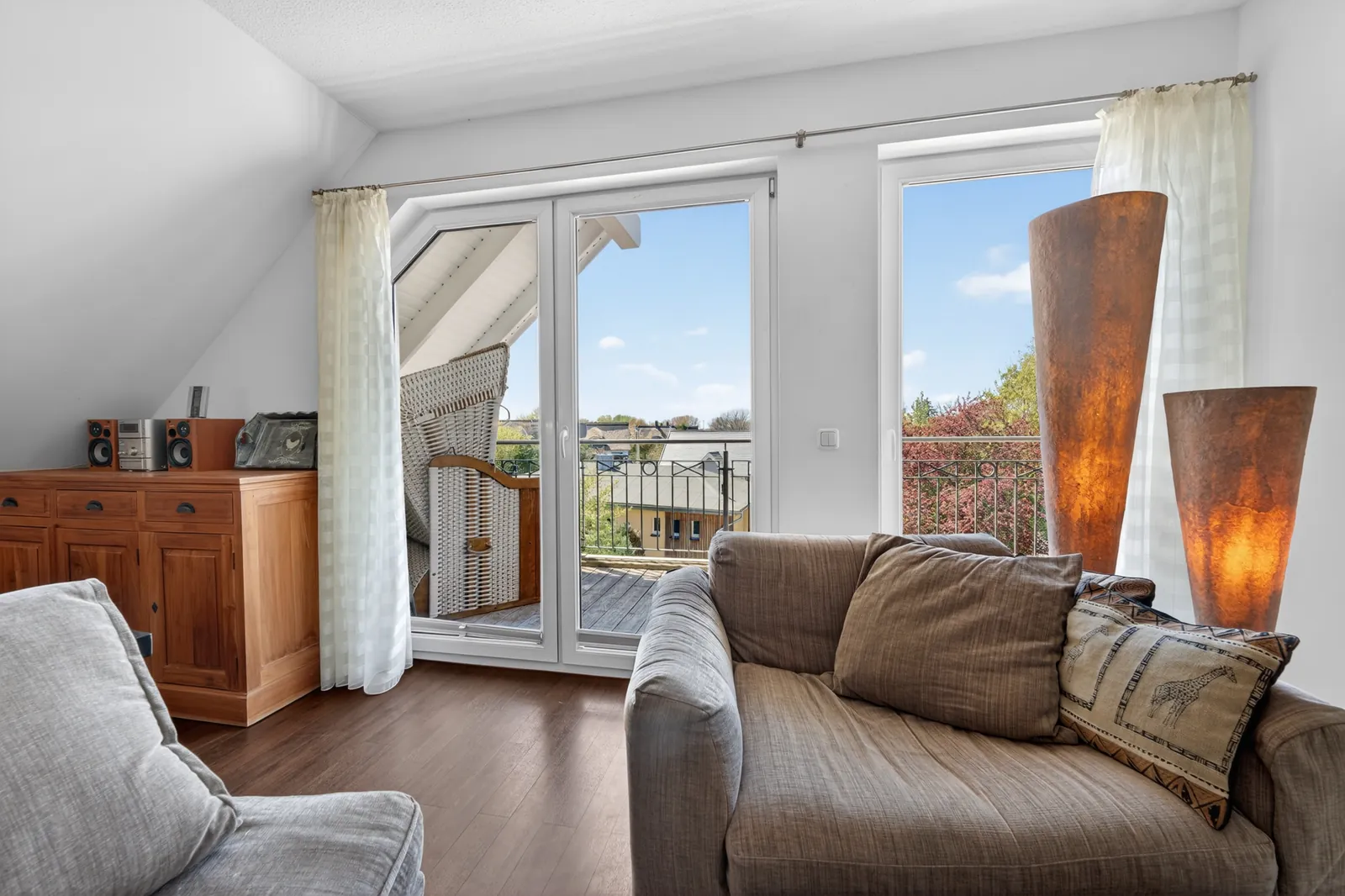 Wohnzimmer einer Ferienwohnung mit Balkon, Exposé-Foto