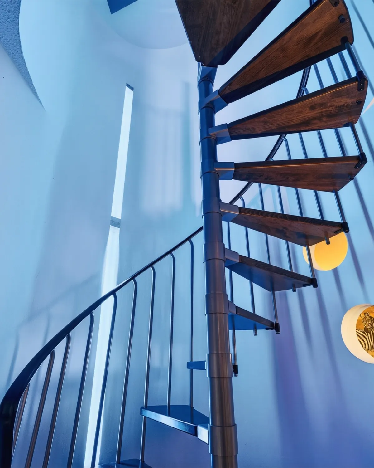 Wendeltreppe von unten fotografiert, Architekturdetail