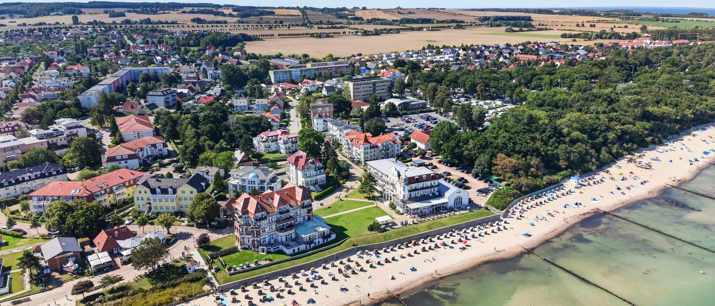 Drohnenaufnahme eines Ostseebads mit Strand und Bäderarchitektur